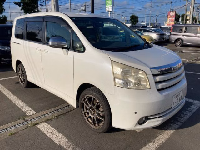 TOYOTA NOAH