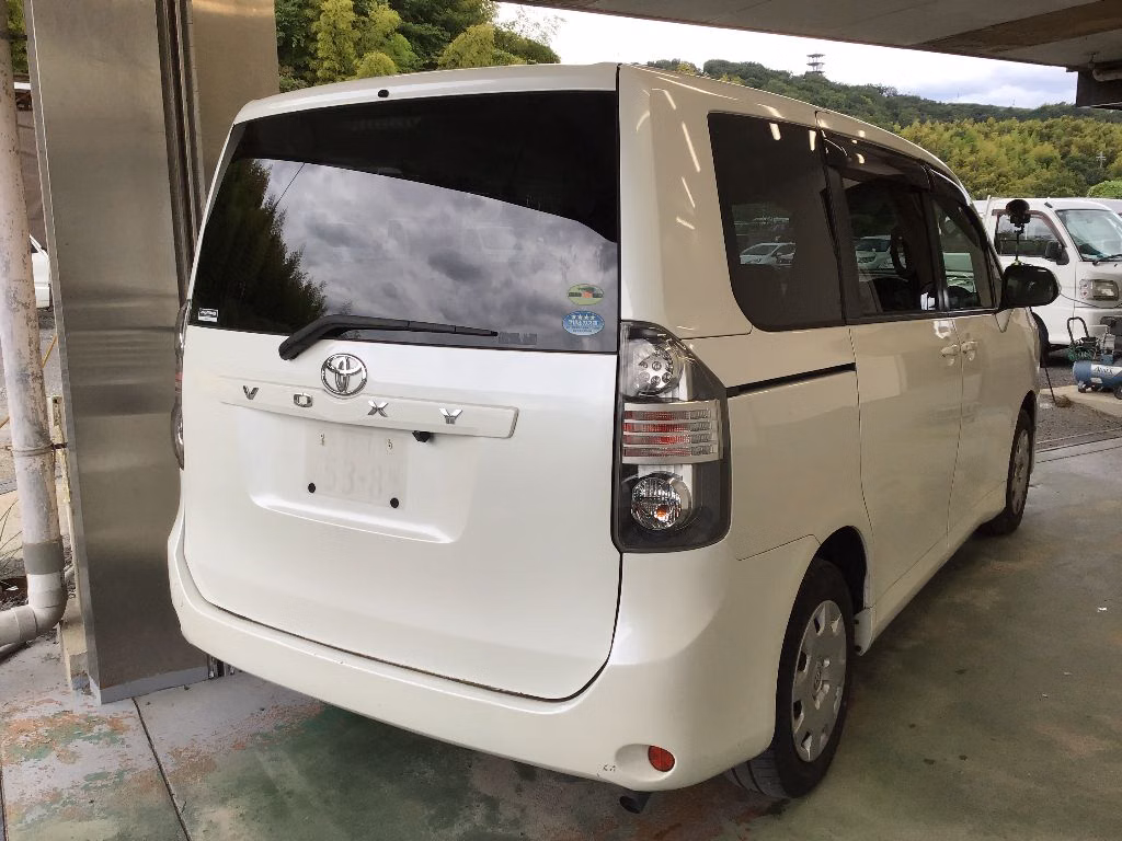 TOYOTA VOXY