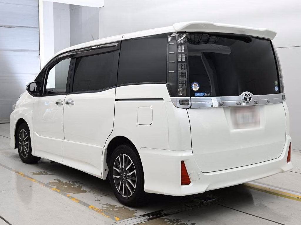 TOYOTA VOXY