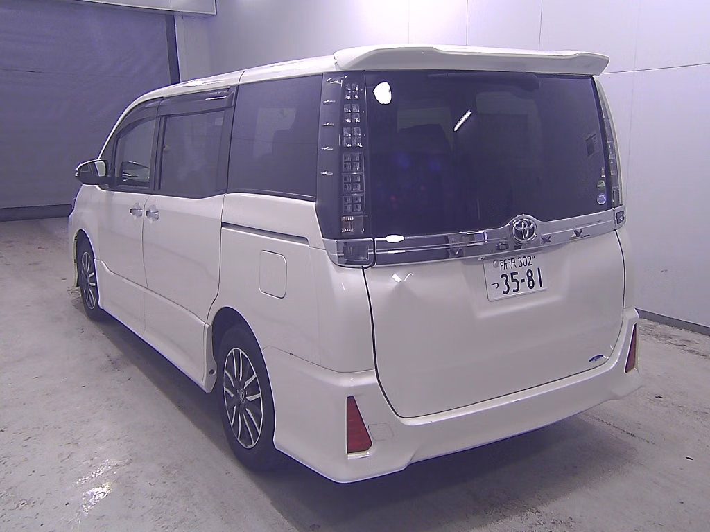 TOYOTA VOXY