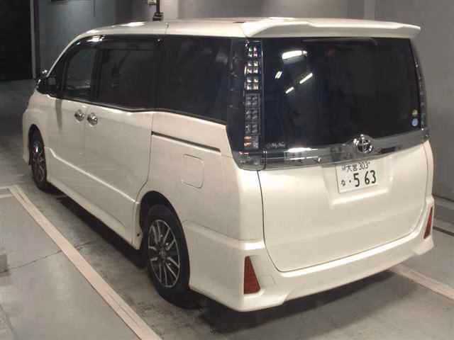 TOYOTA VOXY