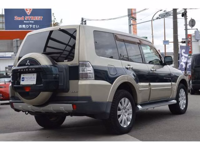 MITSUBISHI PAJERO