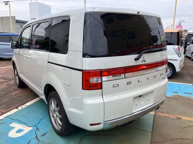MITSUBISHI DELICA D:5