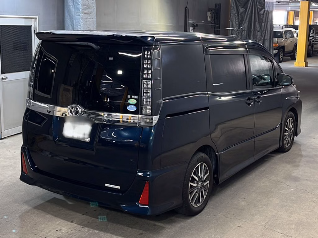 TOYOTA VOXY
