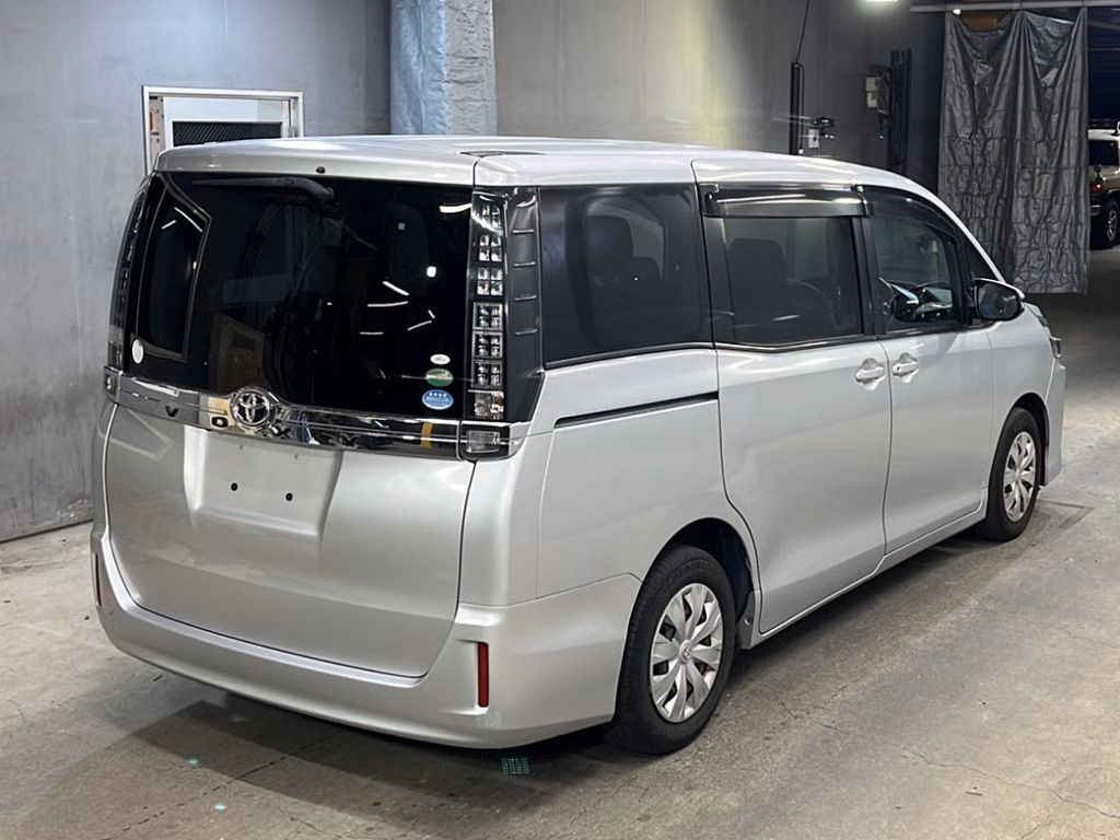TOYOTA VOXY