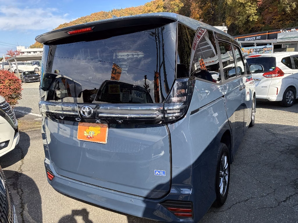 TOYOTA VOXY