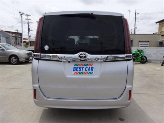 TOYOTA NOAH