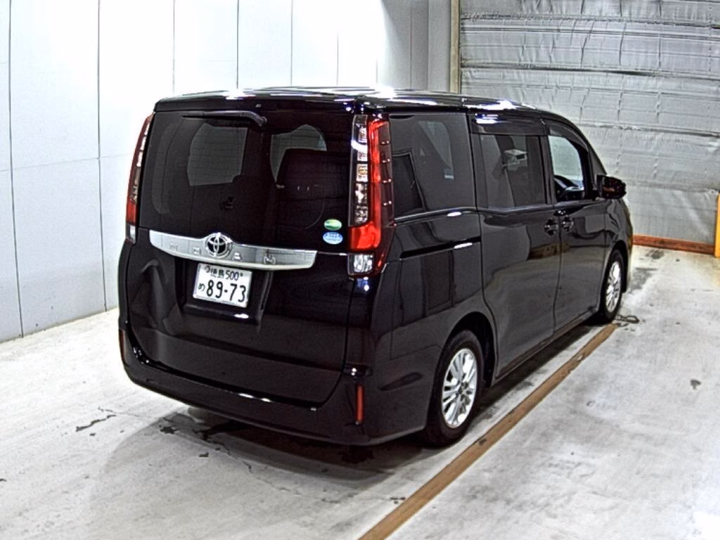 TOYOTA NOAH