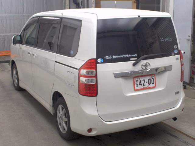 TOYOTA NOAH