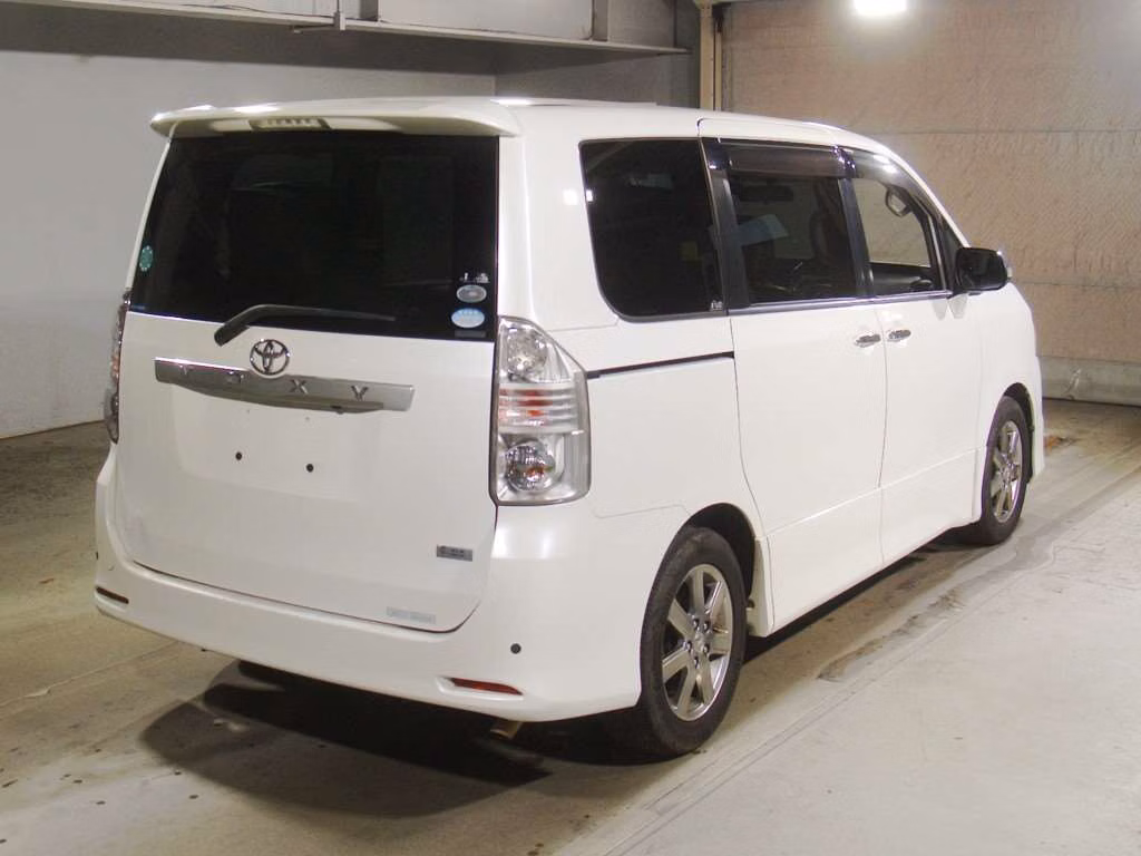 TOYOTA VOXY