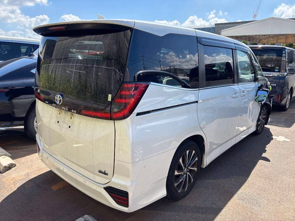 TOYOTA NOAH