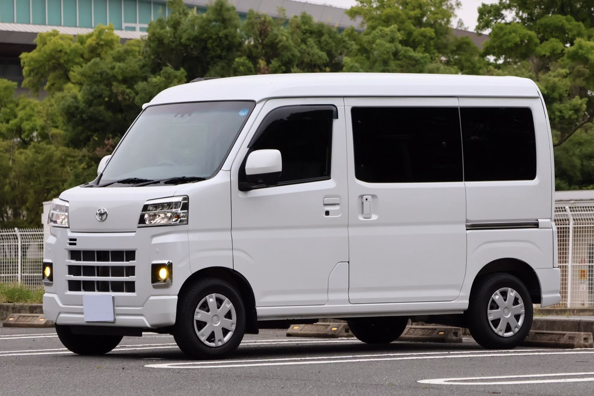 TOYOTA PIXIS VAN