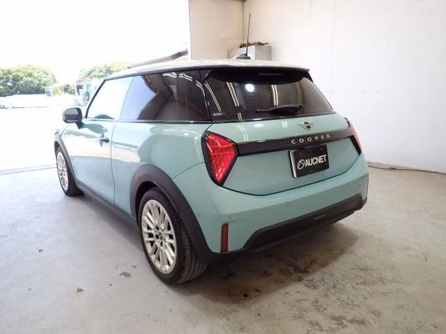 MINI HATCH