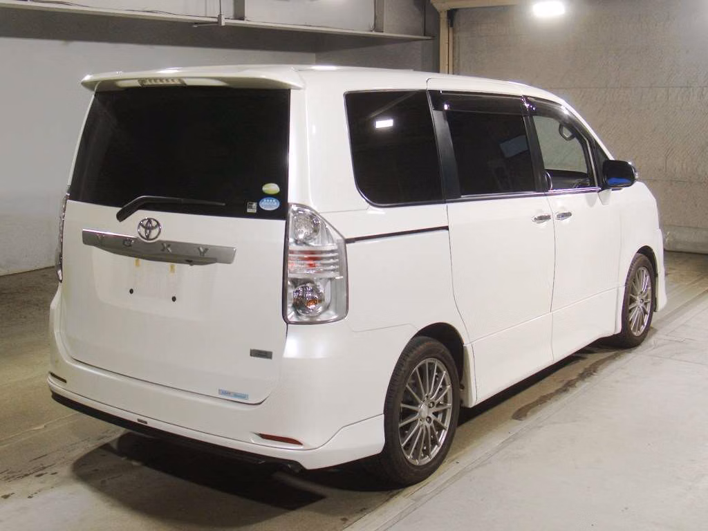 TOYOTA VOXY