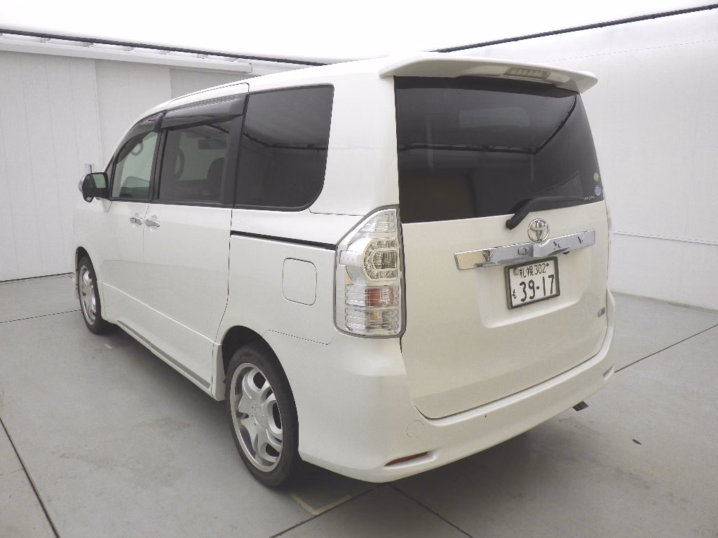 TOYOTA VOXY