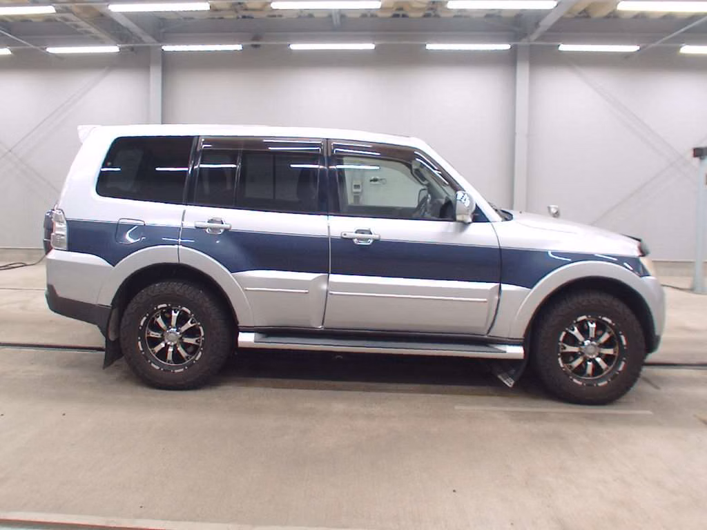 MITSUBISHI PAJERO
