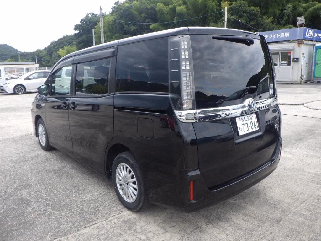 TOYOTA VOXY