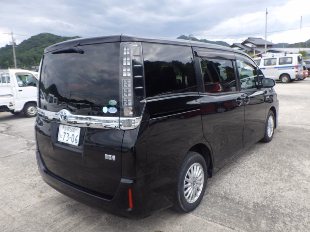 TOYOTA VOXY