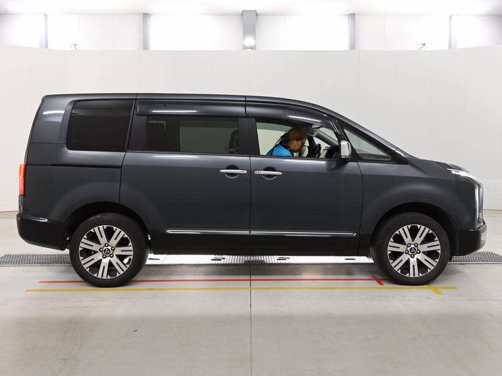 MITSUBISHI DELICA D:5