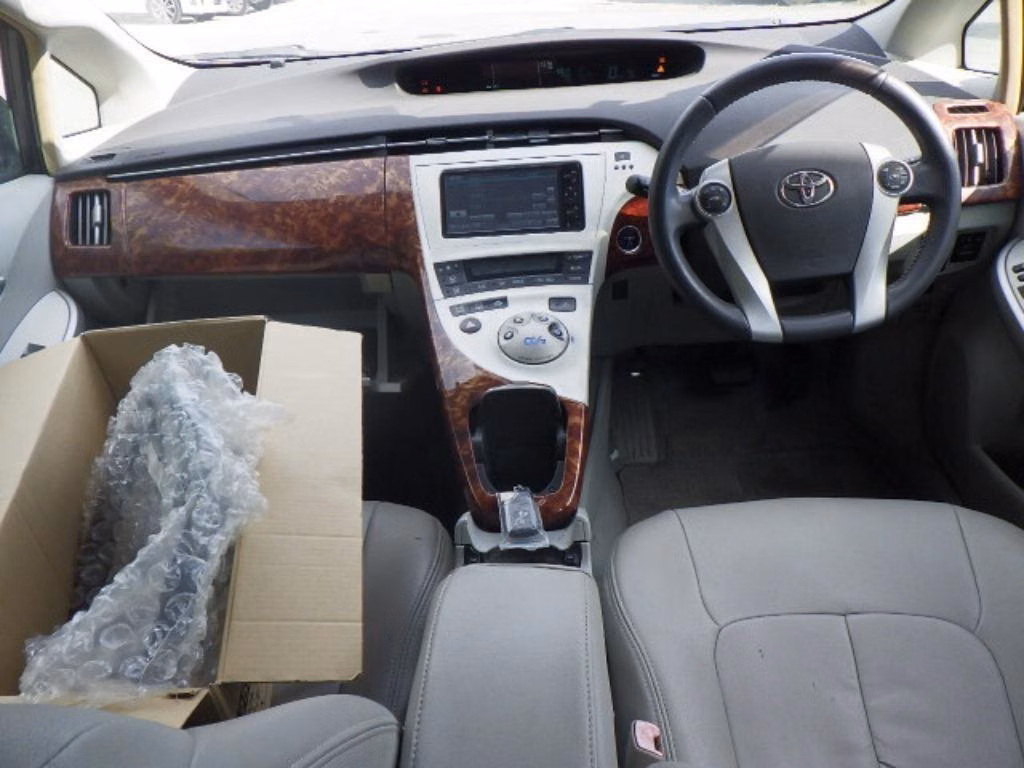 TOYOTA PRIUS