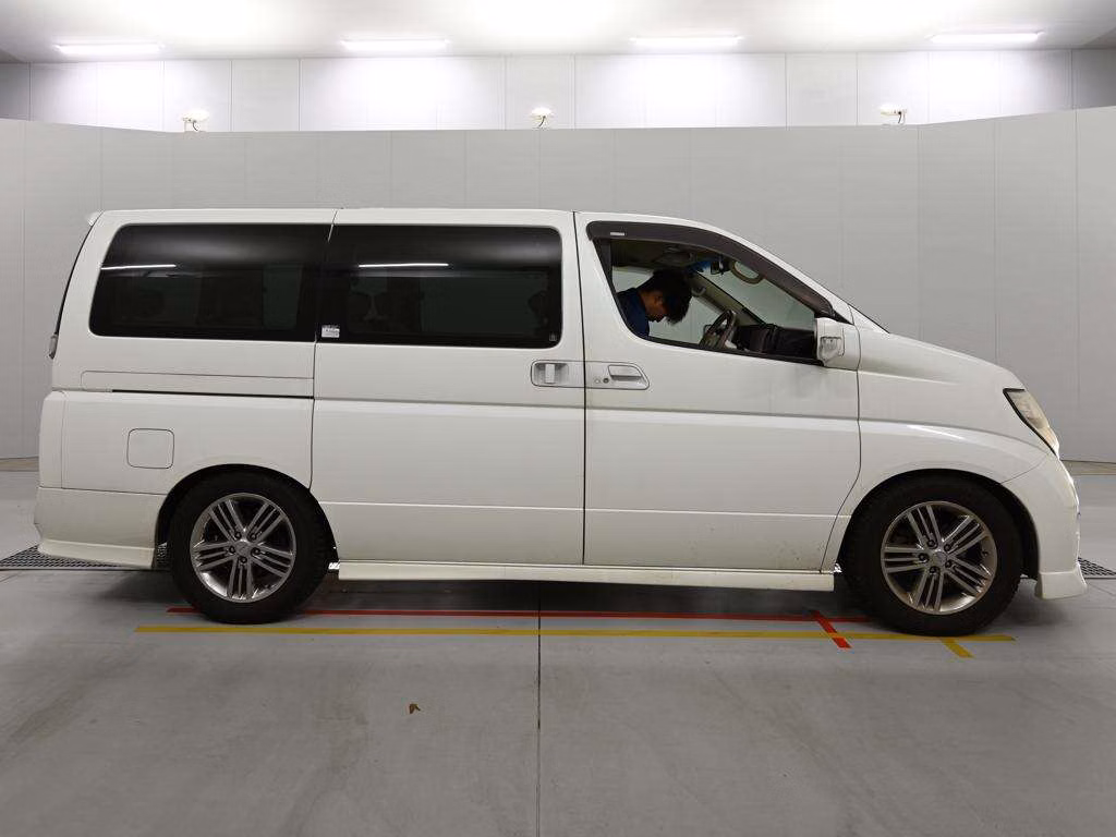 NISSAN ELGRAND