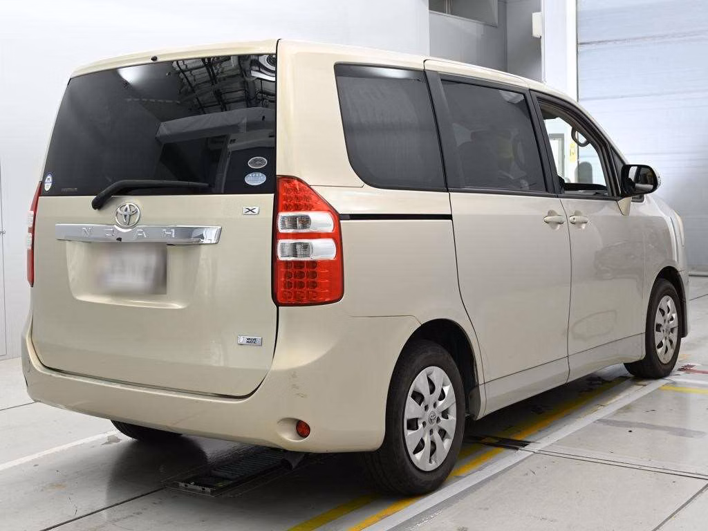 TOYOTA NOAH