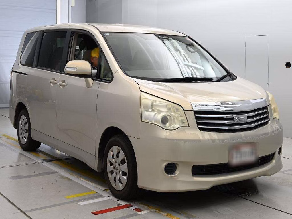 TOYOTA NOAH