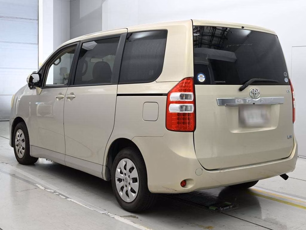 TOYOTA NOAH