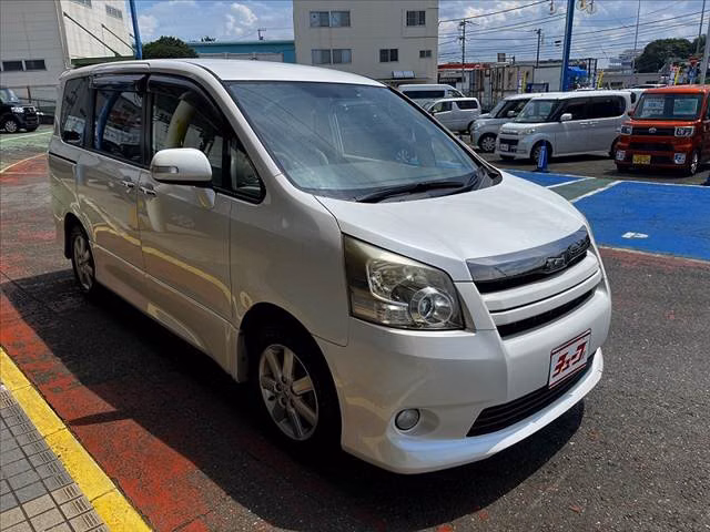 TOYOTA NOAH