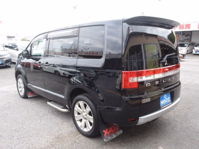 MITSUBISHI DELICA D:5