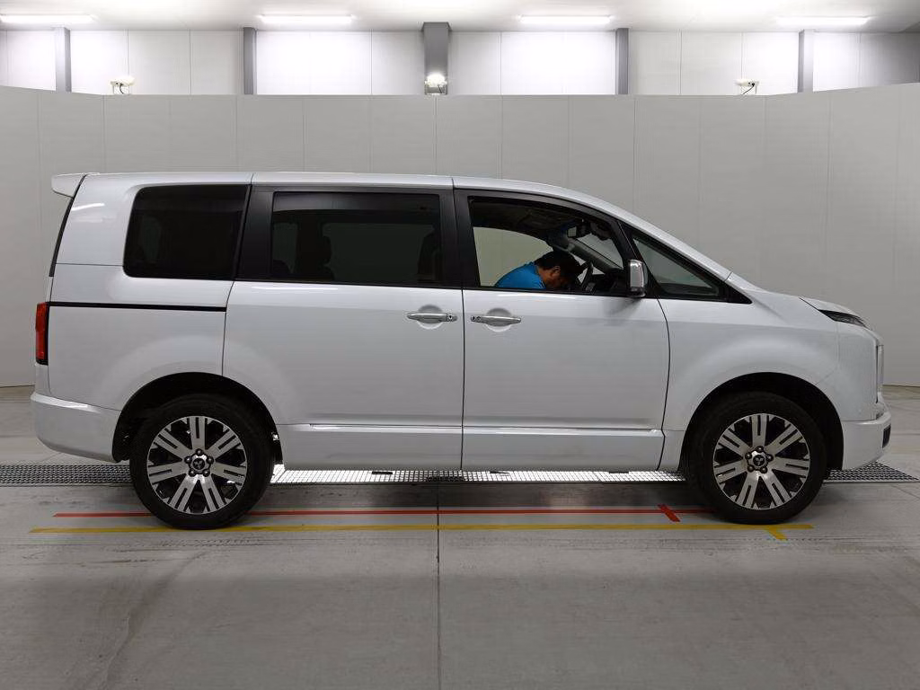 MITSUBISHI DELICA D:5