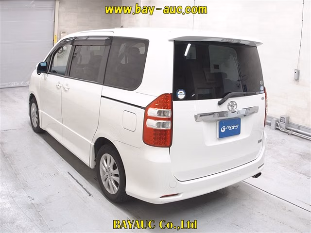 TOYOTA NOAH