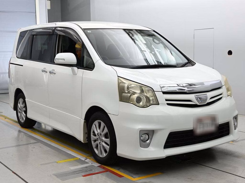 TOYOTA NOAH