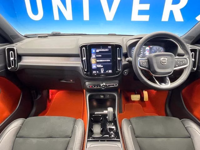 VOLVO XC40