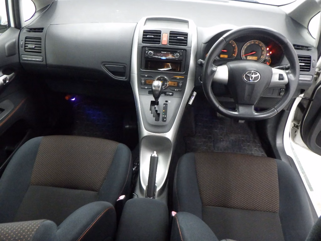 TOYOTA AURIS
