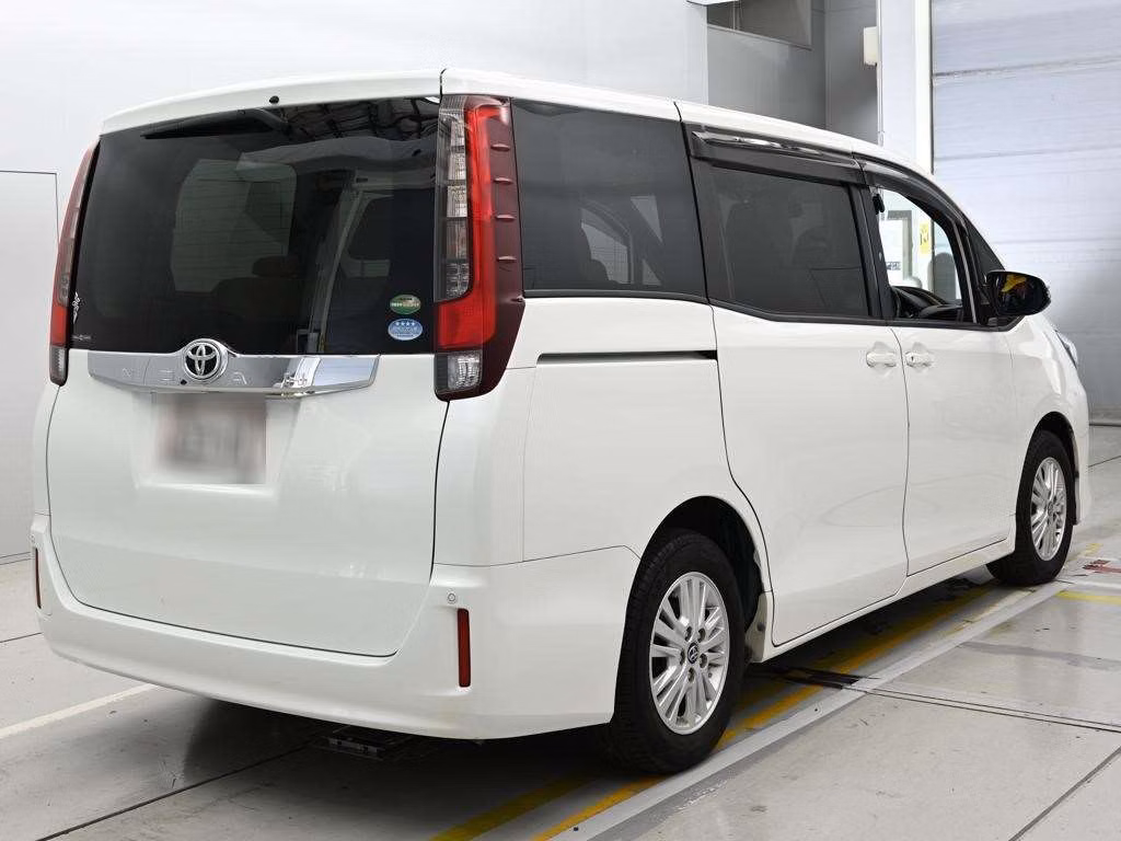 TOYOTA NOAH