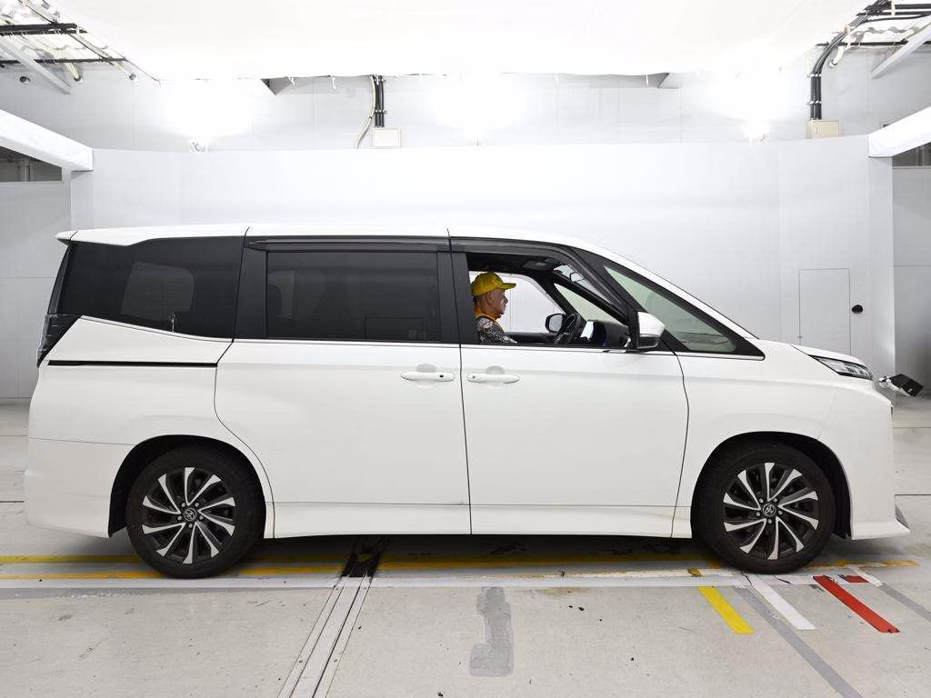 TOYOTA VOXY