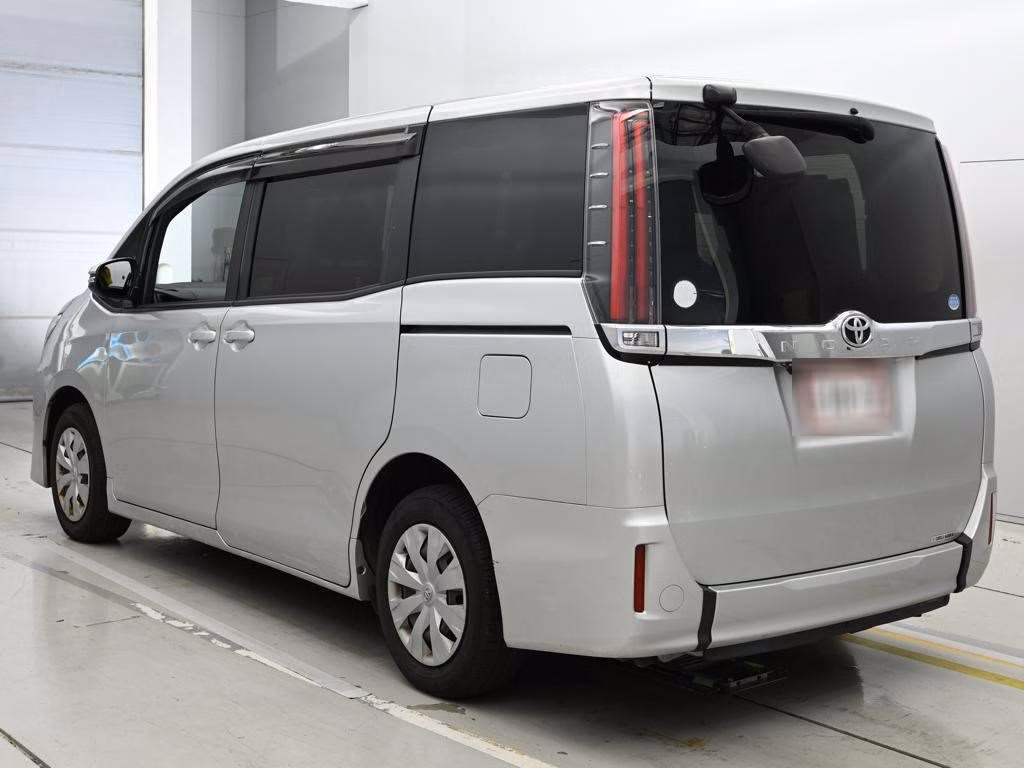 TOYOTA NOAH