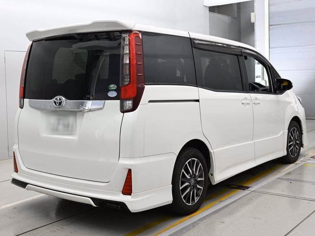 TOYOTA NOAH
