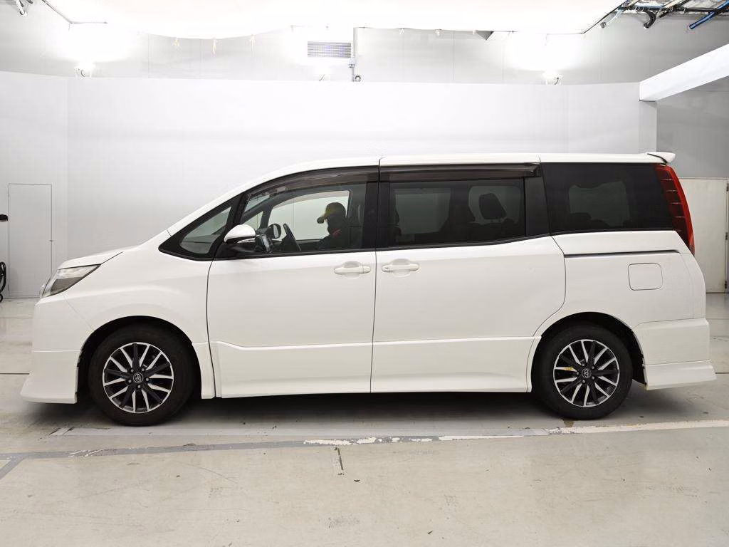TOYOTA NOAH