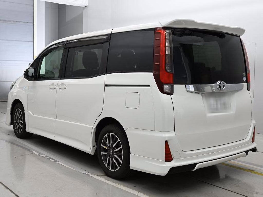 TOYOTA NOAH