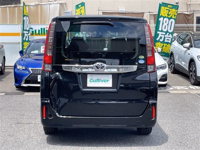 TOYOTA NOAH