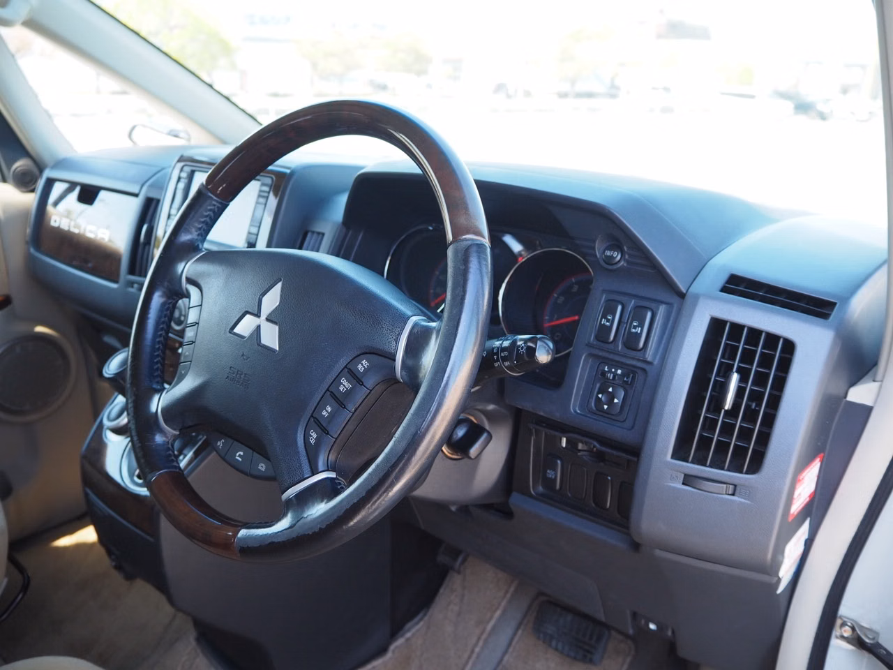 MITSUBISHI DELICA D:5