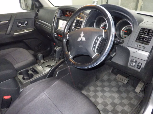 MITSUBISHI PAJERO