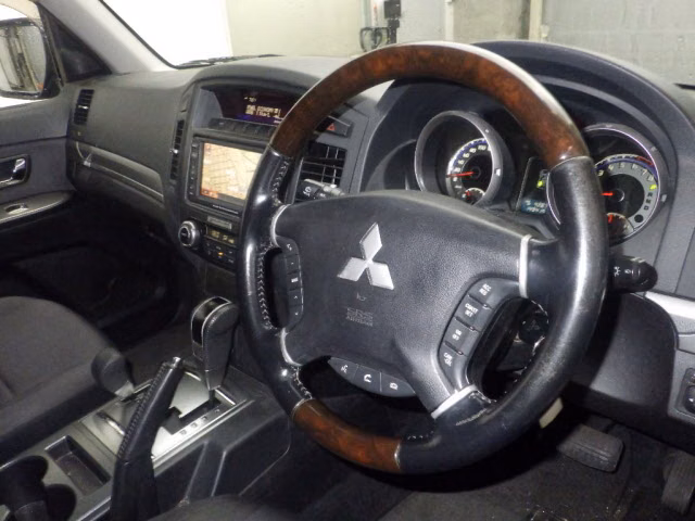 MITSUBISHI PAJERO