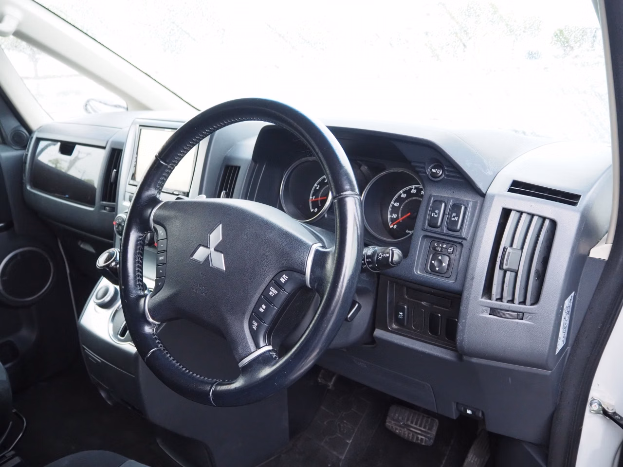 MITSUBISHI DELICA D:5