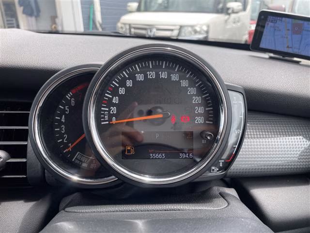 MINI HATCH