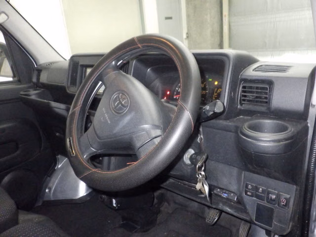TOYOTA PIXIS VAN