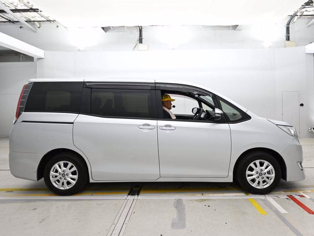 TOYOTA NOAH