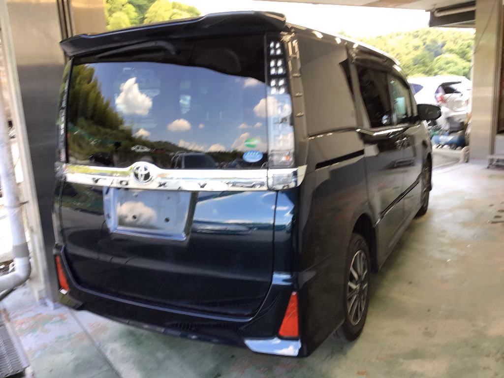 TOYOTA VOXY